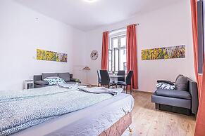Spacious 5BR Apt Close to Augarten