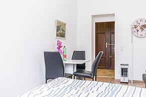 Spacious 5BR Apt Close to Augarten