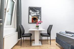 Spacious 5BR Apt Close to Augarten