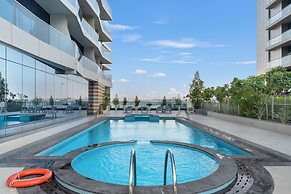 Chic 1BR Canal View at Waves Tower