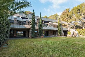 Elegant Villa Overlooking Gaou Bay