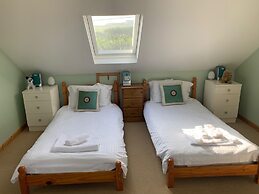 House - Sleeps 8, Close to Beach & Free Parking