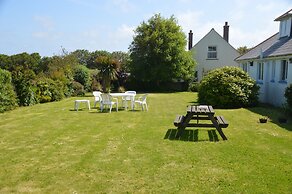 House - Sleeps 8, Close to Beach & Free Parking