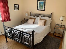 House - Sleeps 8, Close to Beach & Free Parking