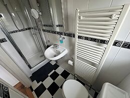House - Sleeps 8, Close to Beach & Free Parking