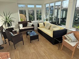 House - Sleeps 8, Close to Beach & Free Parking