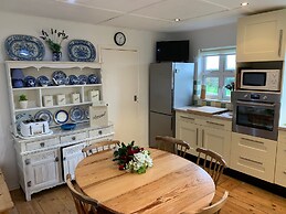 House - Sleeps 8, Close to Beach & Free Parking