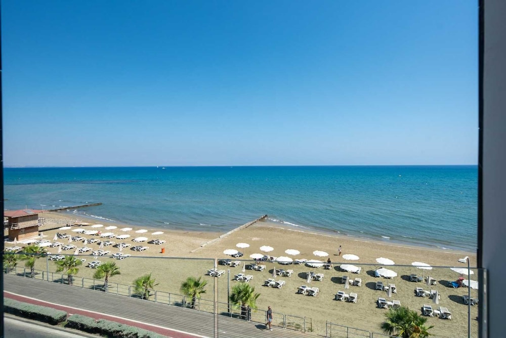 Dinglis Beach Hotel Apartments