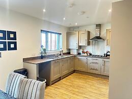 4 Bed House - Sleeps 8 - Pets - Parking - Wifi