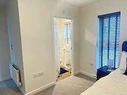 4 Bed House - Sleeps 8 - Pets - Parking - Wifi