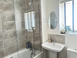 4 Bed House - Sleeps 8 - Pets - Parking - Wifi