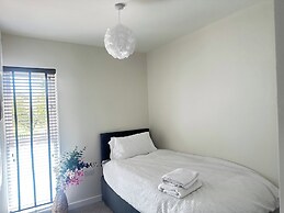 4 Bed House - Sleeps 8 - Pets - Parking - Wifi