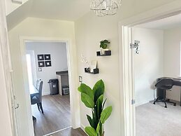 4 Bed House - Sleeps 8 - Pets - Parking - Wifi