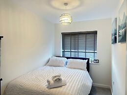 4 Bed House - Sleeps 8 - Pets - Parking - Wifi