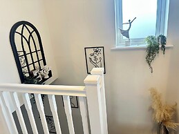 4 Bed House - Sleeps 8 - Pets - Parking - Wifi