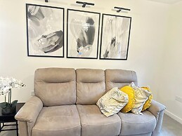 4 Bed House - Sleeps 8 - Pets - Parking - Wifi