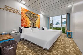 Pool Party Hotel