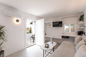 Mytheo Luxury Studios