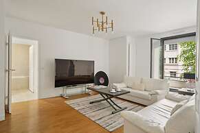 Elegant New Apartment With Balcony in the 16th - M