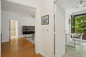 Elegant New Apartment With Balcony in the 16th - M