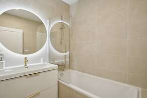 Elegant New Apartment With Balcony in the 16th - M