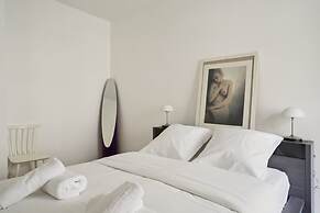 Elegant New Apartment With Balcony in the 16th - M