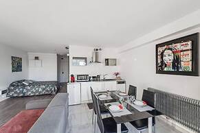 Spacious Studio Balcony -La D Fense-bail Mobilit