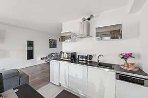 Spacious Studio Balcony -La D Fense-bail Mobilit