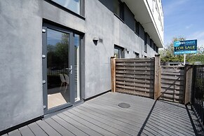 Coates House by Guestz