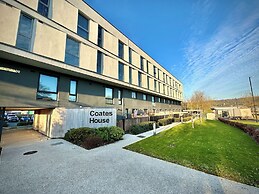 Coates House by Guestz
