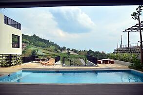 Emerald hill 12 BR karaoke heated pool