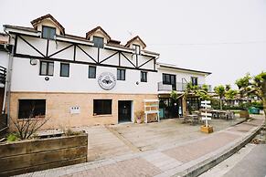Latas Surf Lodge