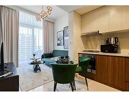 Luxurious 1BR - Pool & Gym Access