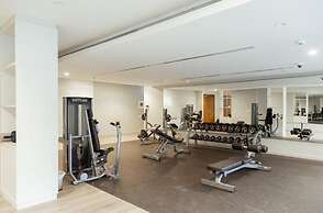 Luxurious 1BR - Pool & Gym Access