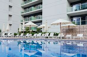 Luxurious 1BR - Pool & Gym Access