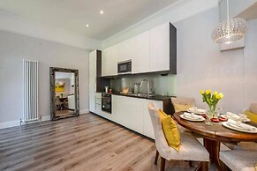 Elegant Ealing Apartment Retreat