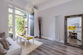 Elegant Ealing Apartment Retreat