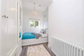 Elegant Ealing Apartment Retreat