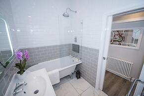 Elegant Ealing Apartment Retreat
