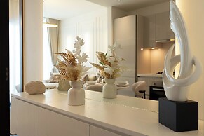 Premium 1BR Oasis - City Views & Pool