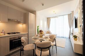 Premium 1BR Oasis - City Views & Pool