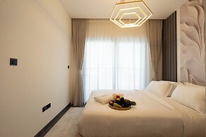 Premium 1BR Oasis - City Views & Pool