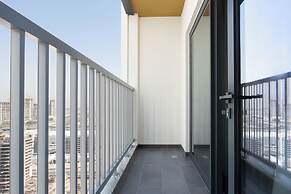 Premium 1BR Oasis - City Views & Pool