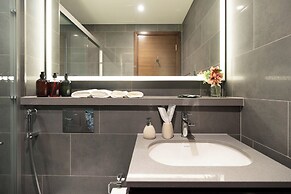 Premium 1BR Oasis - City Views & Pool