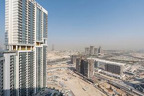 Premium 1BR Oasis - City Views & Pool