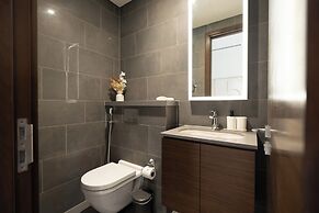 Premium 1BR Oasis - City Views & Pool