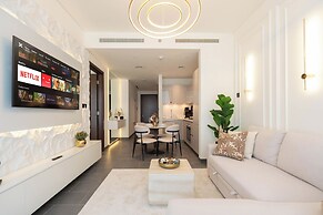 Premium 1BR Oasis - City Views & Pool