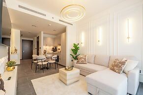 Premium 1BR Oasis - City Views & Pool