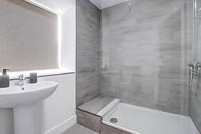Group Getaway Stylish 2-bed Cardiff Flat
