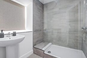 Group Getaway Stylish 2-bed Cardiff Flat
